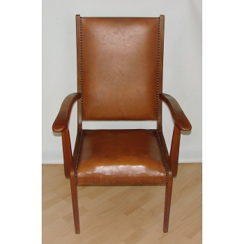 Fotel Modern z lat 50 na białym tle – widok z przodu